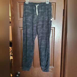 Vuori black camo performance joggers size small long